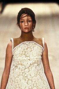 1250459977_AlexanderMcQueen1999WomenRTW28.thumb.jpg.7d449d464052d1202f7c5c56a8bf0926.jpg