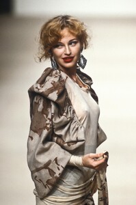 1253162761_VivienneWestwood2000WomenRTW34.thumb.jpg.d98f2de0fc5ce3f166f3815ed743d453.jpg