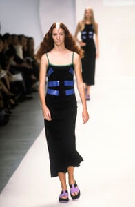 1261952623_MaritheFrancoisGirbaud1998WomenRTW22.thumb.jpg.bbb8fba6e1790155126cd316d0d816f1.jpg