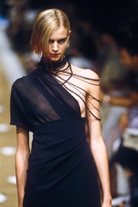 1279357707_EmanuelUngaro1999HauteCouture22.thumb.jpg.e0d04cec08a01ef6be51f6793831baed.jpg