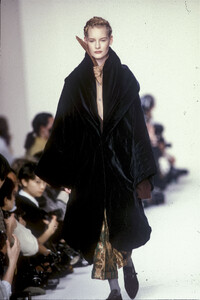 1283347298_RomeoGigli1989WomenRTW80.thumb.jpg.020ad54e8a3c67e4eafad3c99b309839.jpg