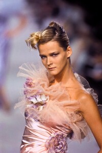 1313070351_EmanuelUngaro2000HauteCouture29.thumb.jpg.b9c2a9b4a65038cbbf6da0e845fd8b01.jpg