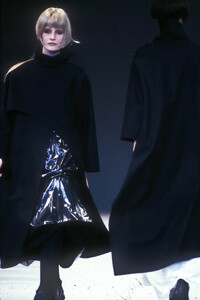 1498105180_YohjiYamamoto1989WomenRTW35.thumb.jpg.07fc00382868a5aae6668da61bbe824d.jpg