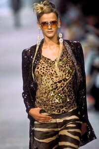 1543978688_EmanuelUngaro2000HauteCouture9.thumb.jpg.d92024fb4fb376088f60db9af60828e0.jpg