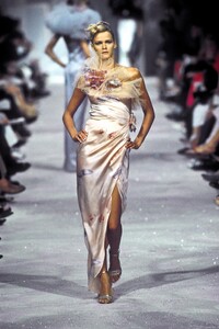 1600875932_EmanuelUngaro2000HauteCouture26.thumb.jpg.1d15bdb47b56eb6e54604d33937d778d.jpg