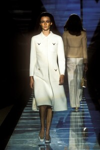 1646406309_Valentino2000HauteCouture10.thumb.jpg.9fc64178ecb26809c49d23e919cbf092.jpg