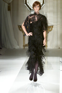 1665939221_Givenchy2001HauteCouture22.thumb.jpg.dc7f74b49e317fbd6cc3cca965975758.jpg