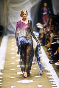 1689428349_EmanuelUngaro1999HauteCouture45.thumb.jpg.611f8a1110e82b21c094ceecc85ad6da.jpg
