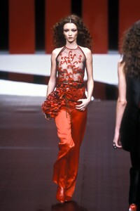 1698297339_Valentino1999WomenRTW149.thumb.jpg.72b25e33d9dc1bd377f1a446caf31cd2.jpg