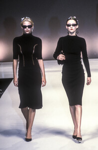 1710999620_Blumarine1998WomenRTW194.thumb.jpg.a27c9239804b5e34c4aed247fdf73df8.jpg