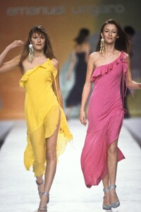 1725806615_EmanuelUngaro2000WomenRTW15.thumb.jpg.b2ce5478835d2227581670a96b1ffb4e.jpg