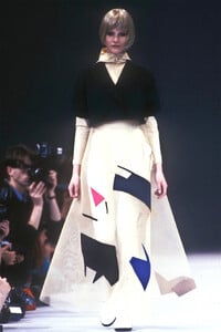 1773153419_YohjiYamamoto1989WomenRTW17.thumb.jpg.cf9d4f892c956f19394b0125c97ad339.jpg