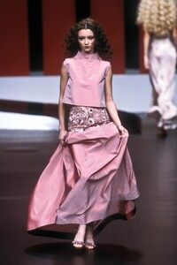 1776340459_Valentino1999WomenRTW148.thumb.jpg.8e85b3e8479269cab4ce380f2f18cfcd.jpg