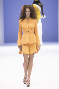 1796097601_ThierryMugler1999WomenRTW81.thumb.jpg.a03385159f06706c55db157fdc44ab0e.jpg
