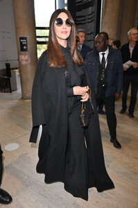 1803487928_2022MonicaBellucciattendstheElieSaabWomenswearSpringSummer2023showaspartofParisFashionWeek13.thumb.jpg.4de66b189712d06af50124063240e184.jpg