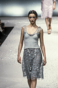 1819760540_Blumarine1998WomenRTW140.thumb.jpg.12c26181808aa4432bc160c943ca712c.jpg