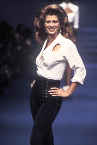1826998830_ChantalThomass1993WomenRTW90.thumb.jpg.6123e4fb70ca3c77dcbbd71d4b516444.jpg