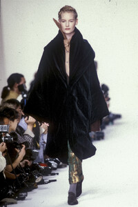 1827765169_RomeoGigli1989WomenRTW133.thumb.jpg.ed225130aad60286f3a9617fa033debf.jpg