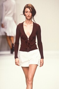 1886088725_Prada2000WomenRTW26.thumb.jpg.3550e5f0d3aa15b43fcf95f31a3e7bc8.jpg