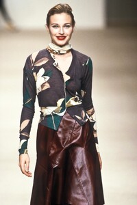 190640296_VivienneWestwood2000WomenRTW58.thumb.jpg.188b5cc429c0b484feadaae89f053aa7.jpg