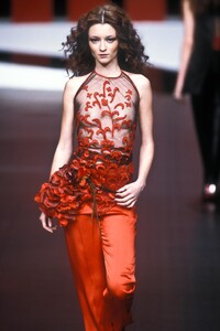 1930504992_Valentino1999WomenRTW150.thumb.jpg.138479f7d573b1fe0ac705ce273bcb6f.jpg
