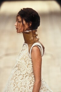 1947032630_AlexanderMcQueen1999WomenRTW27.thumb.jpg.2eeb21a8a5c0e552c7f44ab85f8b3493.jpg