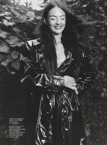 1952692981_2022-11-01VogueParis__125.thumb.jpg.750800cb6e294a1e222584fe8022cc11.jpg