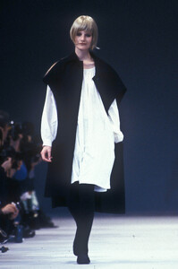 1961222568_YohjiYamamoto1989WomenRTW23.thumb.jpg.a0a1ec4c86a829ce7c271e5563664f42.jpg