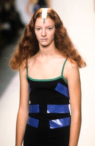 1962812201_MaritheFrancoisGirbaud1998WomenRTW23.thumb.jpg.17f11ab86a7f3e2315b20fafc637a05a.jpg