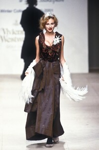 1980680171_VivienneWestwood2000WomenRTW101.thumb.jpg.36000597225cef208aee01fc9fb82572.jpg