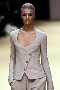2005742811_Chanel1999HauteCouture112.thumb.jpg.9f995b31302239debfd3d4abfc887545.jpg