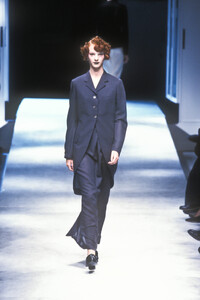 2009249100_YohjiYamamoto1998WomenRTW4.thumb.jpg.c14e47a06e41b08123f22a7f91ead16a.jpg