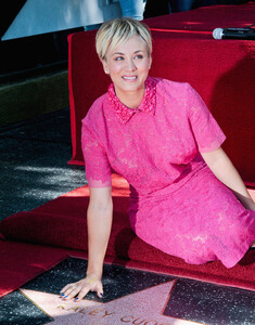 2034255783_KaleyCuoco-TheHollywoodWalkofFameHonors@Hollywood2014_10_29.thumb.jpg.72e987584c6fcb2c9e68bd44a1ae133e.jpg