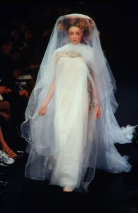 2043877795_JeanPaulGaultier1998HauteCouture111.thumb.jpg.afe1cad905cef9e8c63e34f46d2576de.jpg