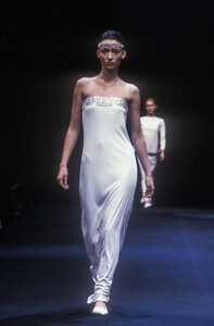 271630844_PacoRabanne1998WomenRTW71.thumb.jpg.d229bd1804505215dbb81e1db0f34f34.jpg