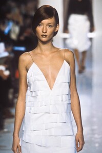 274532043_YvesSaintLaurent2000WomenRTW32.thumb.jpg.87a041f9ab62b294e96c4194973b106c.jpg