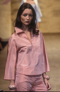 32027341_Blumarine2000WomenRTW42.thumb.jpg.02545db6ea292c3a915a1c13d42b07a2.jpg