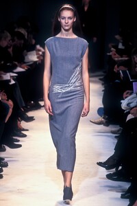 369993246_Cerruti1998WomenRTW40.thumb.jpg.7fe995abc49abac70e75548855d33657.jpg