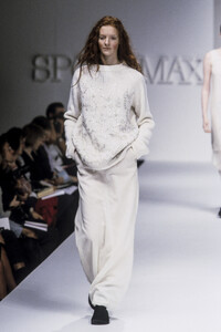 385985062_Sportmax1998WomenRTW18.thumb.jpg.5aa8a0c9d95f6431858fae86fee7c510.jpg