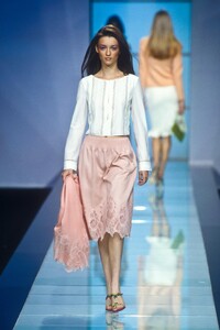 389799692_Valentino2000WomenRTW13.thumb.jpg.a50fcb227c8bf9f0ce7b18587966c754.jpg