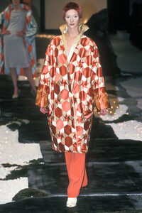 399597996_Givenchy1998HauteCouture39.thumb.jpg.56bccc5592d56e590e0a21ea59e1dbaa.jpg