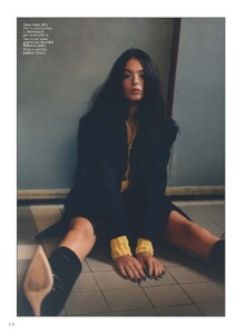 477247363_2022-11-01VogueParis__120.thumb.jpg.6707ce0f402f81a4c7e797f7122b1daa.jpg