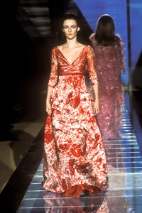 583047324_Valentino2000HauteCouture17.thumb.jpg.b44896327fd711644e386a061030c637.jpg