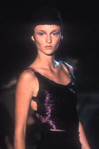 62451793_GianniVersace1999HauteCouture4.thumb.jpg.e33f46b15173c7e6123002ede4d64791.jpg