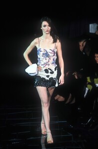 638730484_Versace1999WomenRTW141.thumb.jpg.192fd333ca2418527e8c16592639b7da.jpg