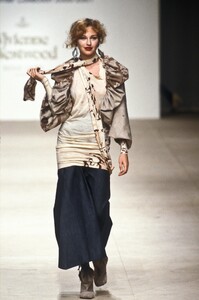 644202848_VivienneWestwood2000WomenRTW33.thumb.jpg.a9ff392273504edaf3c9e2df82e25df6.jpg