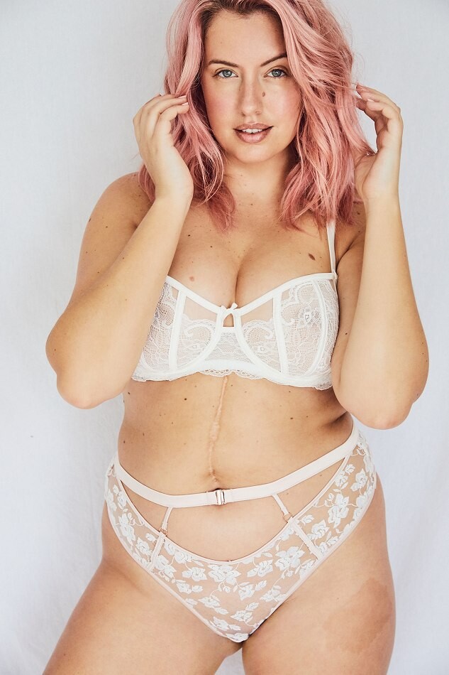 https://www.bellazon.com/main/uploads/monthly_2022_10/755021726_SophieHughes12.jpg.597236debbea8cff885d4de67b1c1b08.jpg