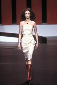 790609275_Valentino1999WomenRTW37.thumb.jpg.8ce8581fe908a5aeb03472cec3ec0ea0.jpg
