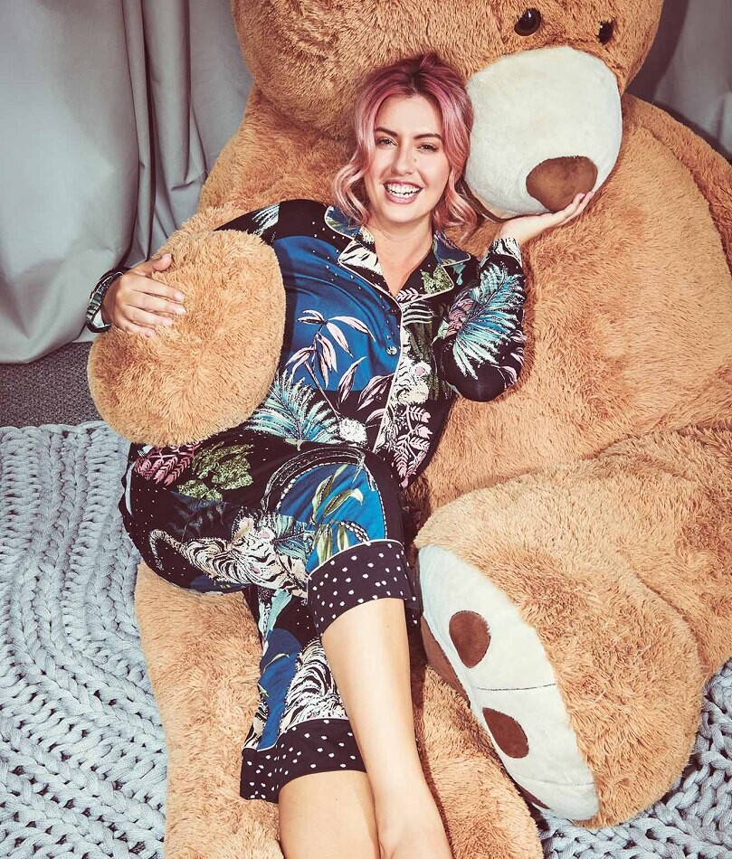 https://www.bellazon.com/main/uploads/monthly_2022_10/894911334_SophieHughes11.jpg.4d7bbdc2c2ba5bf3a3272ef883ea231b.jpg