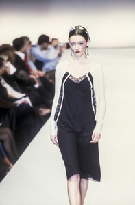 927933908_Blumarine1998WomenRTW154.thumb.jpg.1bf0fa5ed2fd012ac3096b7af0baa536.jpg